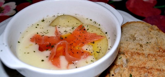 Zuppa di patate e salmone