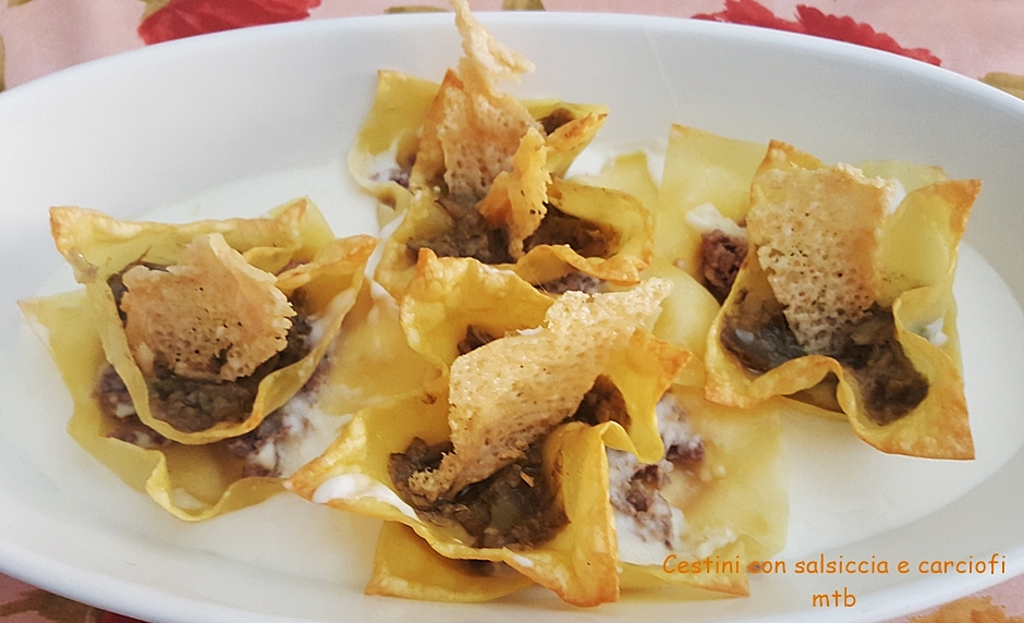 Cestini di pasta con salsiccia e carciofi