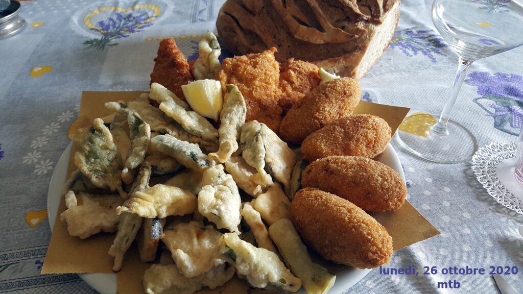 Buon fritto: supplì, petto di pollo, foglie di salvia, zucchine, melanzane