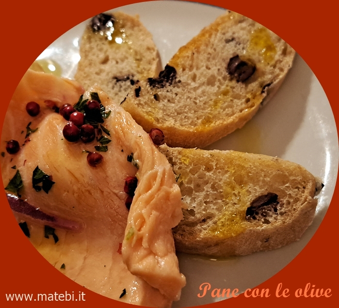 Pane con le olive ed erbe aromatiche